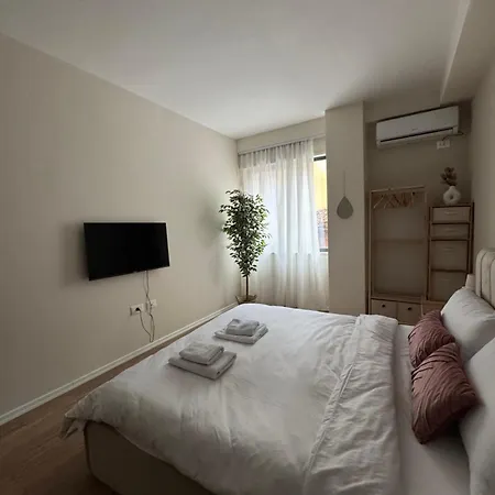 Dennys Lincoln Center Tiran