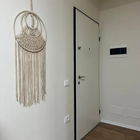 Dennys Lincoln Center * Tiran